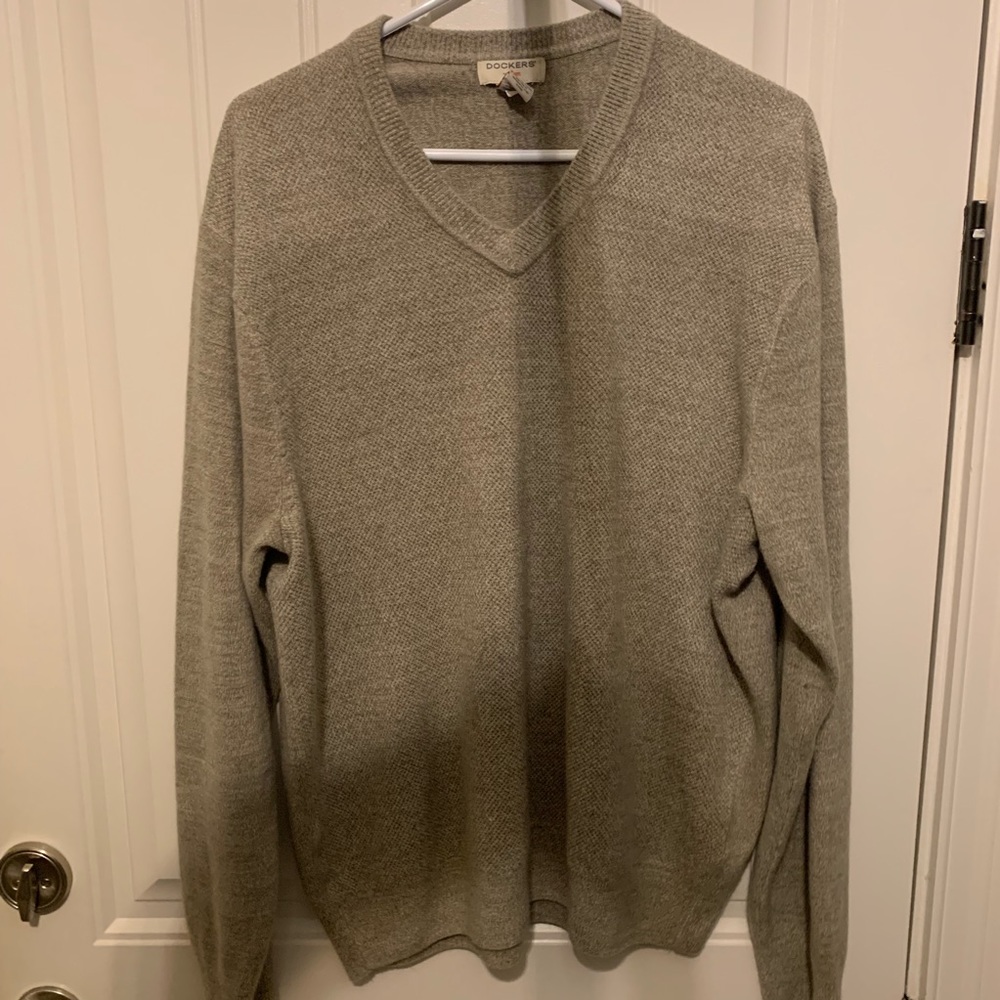 Men’s v-neck sweater
